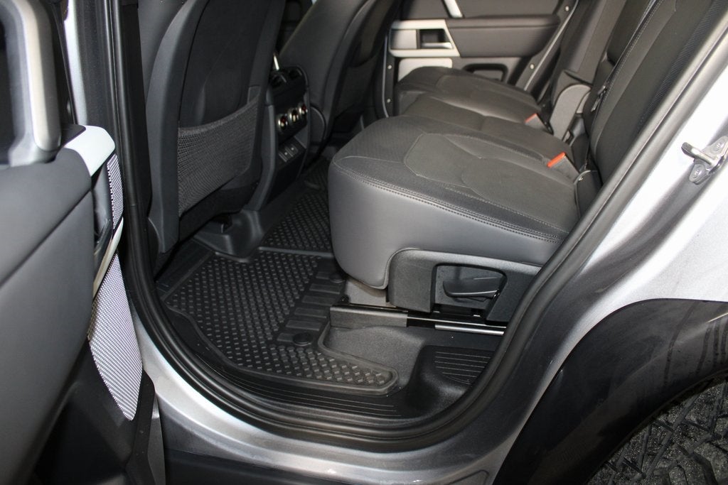 2024 Land Rover Defender 130 X-Dynamic SE