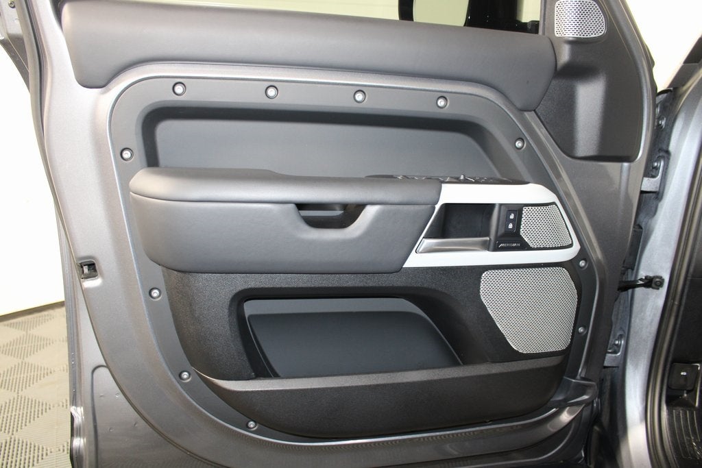 2024 Land Rover Defender 130 X-Dynamic SE