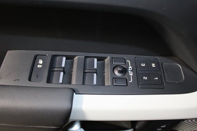 2024 Land Rover Defender 130 X-Dynamic SE