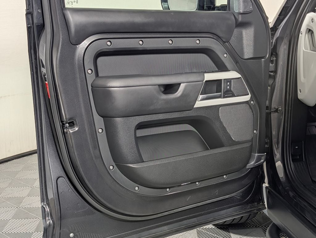 2024 Land Rover Defender 110 SE