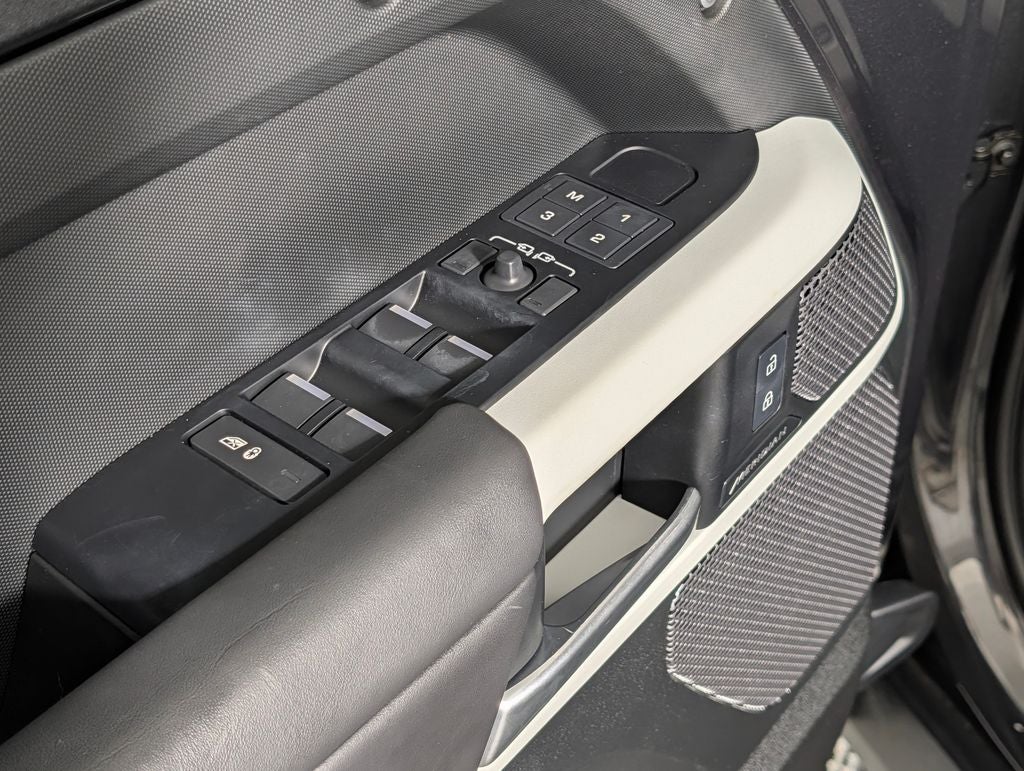 2024 Land Rover Defender 110 SE